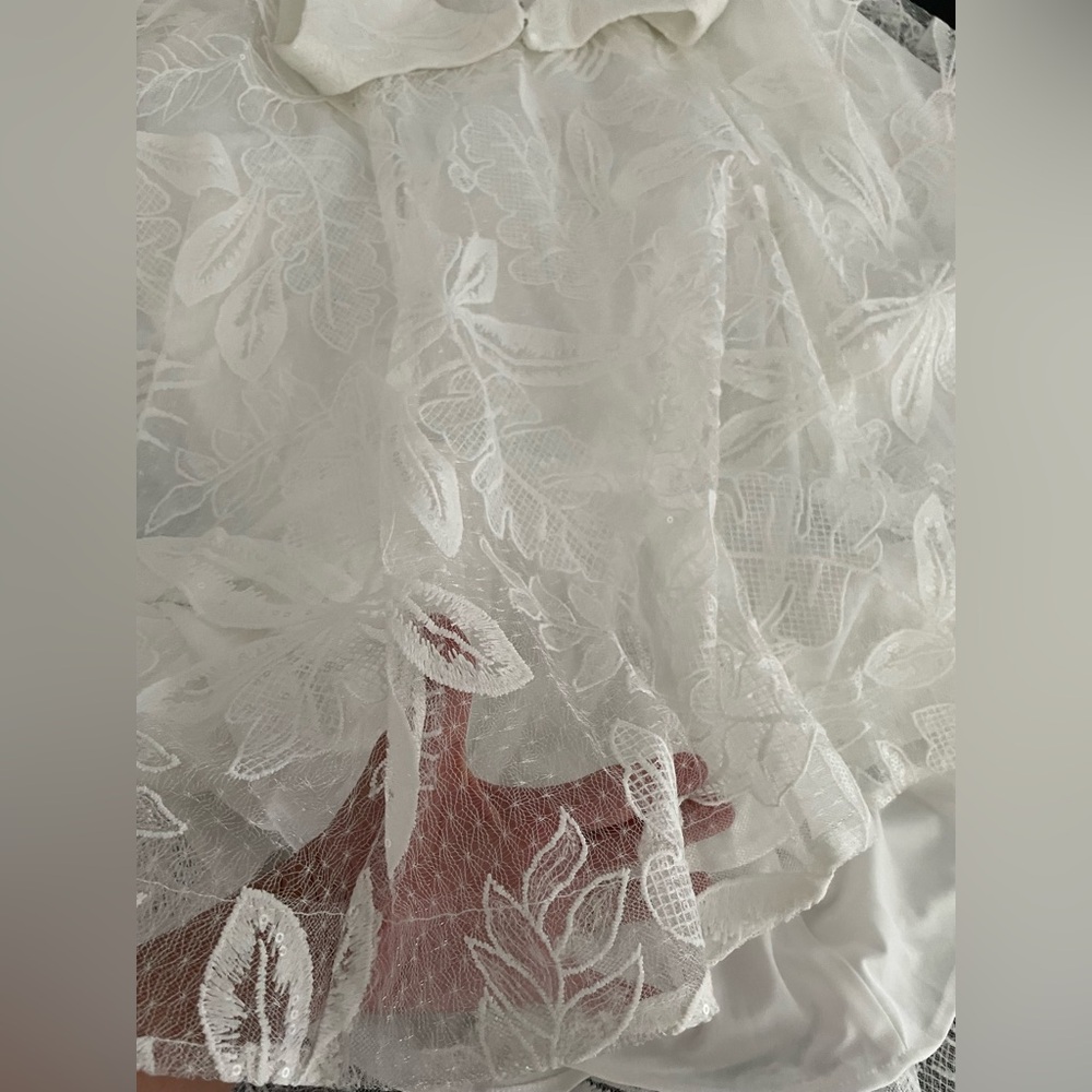 Elegant White Sleeveless Gown - Picture 11 of 12